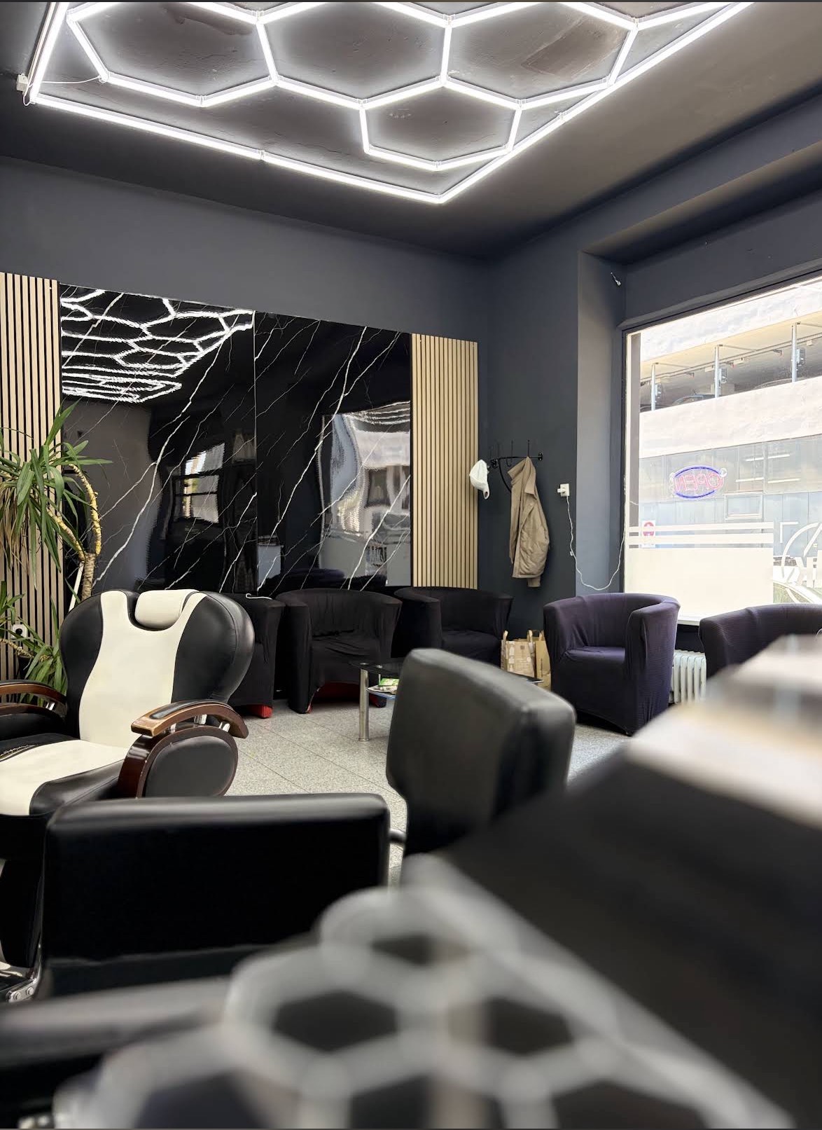Innenansicht Barbershop Marios – Wartebereich mit Wabenlicht